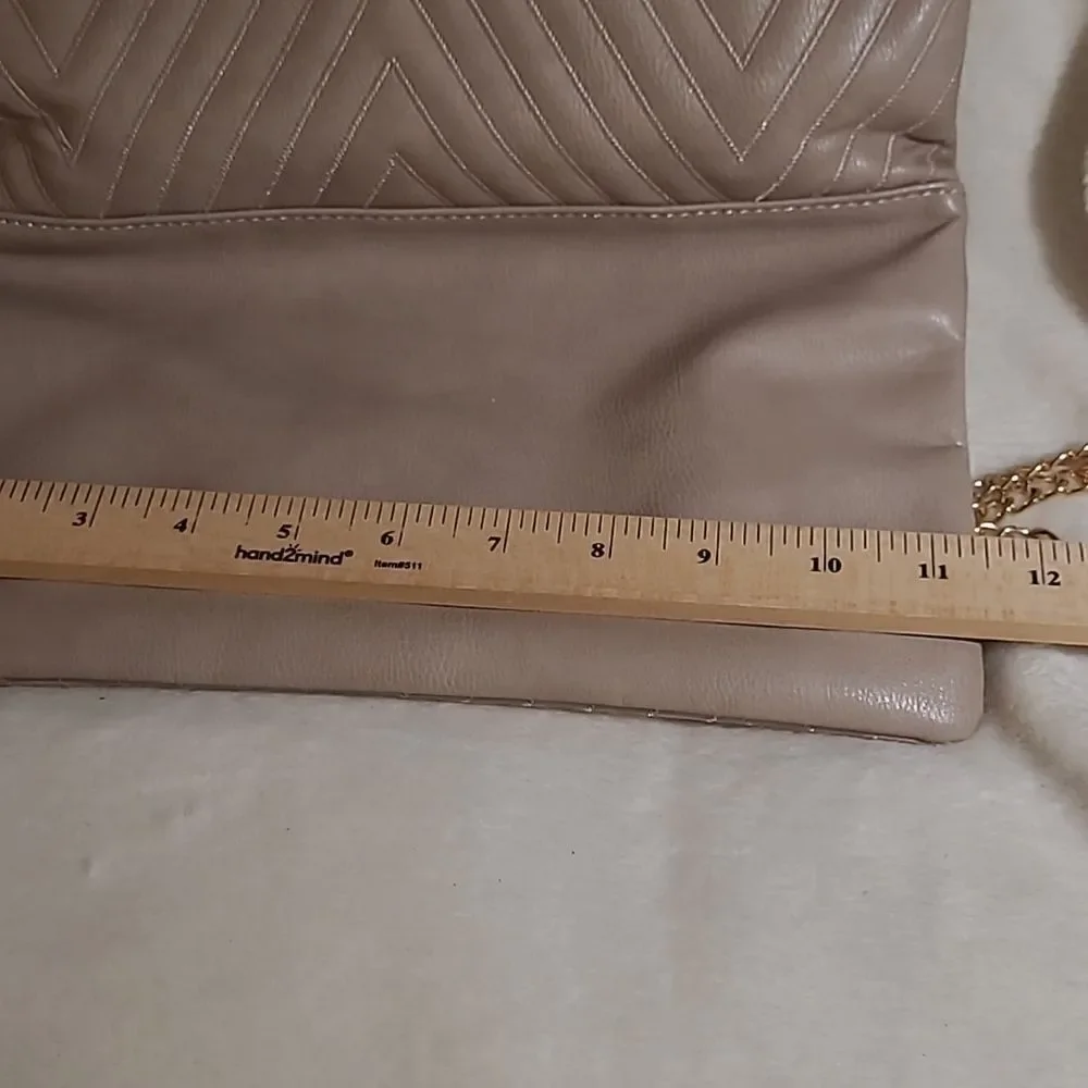 Shoulder chain purse with 3 pockets with magnet closure